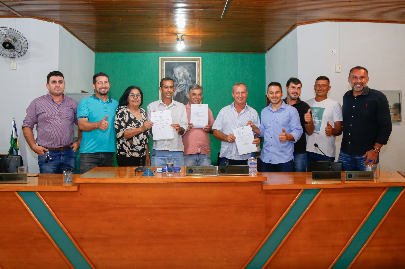 O prefeito Dr Hugo Deleon, o vice Haroldo Calaça em meio aos parlamentares entregando os projetos de leis