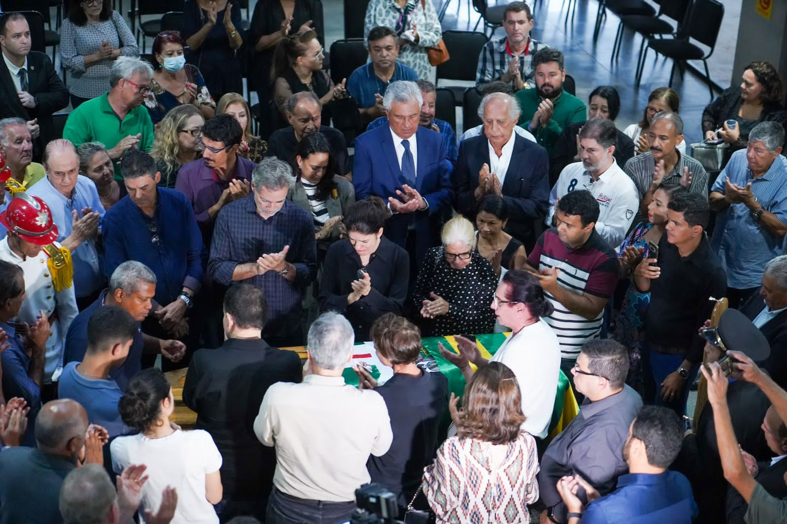 O governador Ronaldo Caiado presta homenagens a Dona Iris: "Deixou exemplo para mulheres acreditarem na competência, na capacidade de ocupar espaço e definir o seu espaço