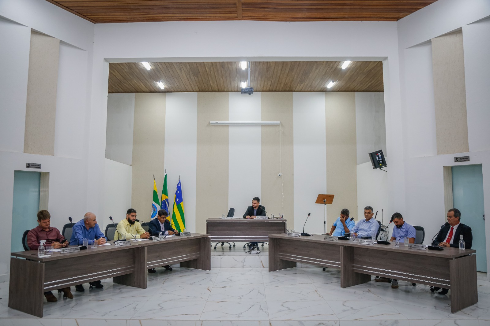 Parlamentares anhanguerinos apreciando matérias no plenário vereador Douglas de Aguiar 