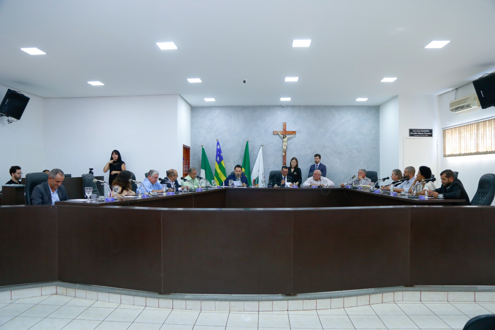 Parlamentares piresinos apreciando e deliberando matérias no Plenário Libório da Silva Neto 