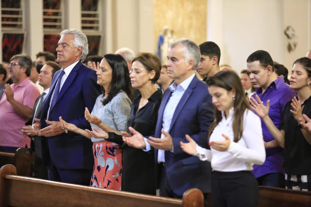 Ao lado de familiares, Caiado presta homenagem à Dona Iris durante missa de sétimo dia