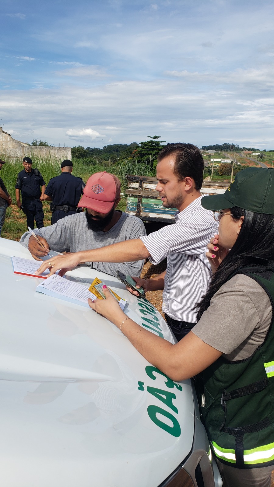Fiscalização Ambiental autua empresa em R$ 15 mil reais por lançar entulho no setor Residencial Vale do Araguaia