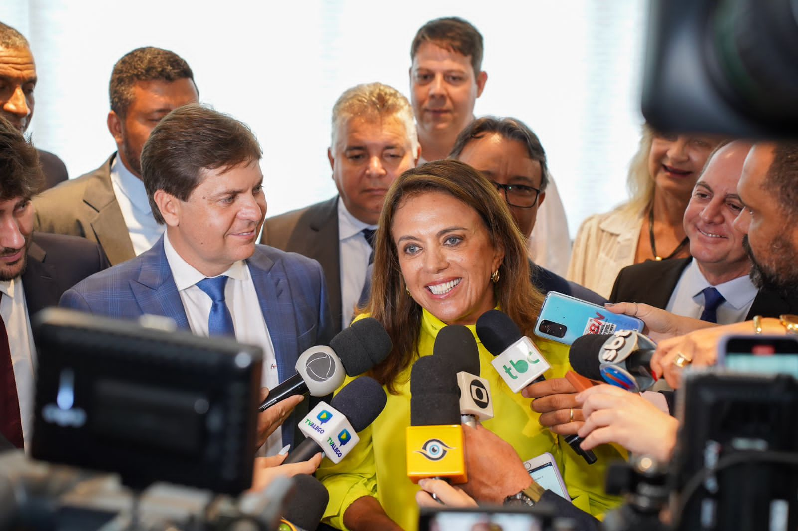 Gracinha Caiado entrega ao presidente da Alego, deputado Bruno Peixoto, o novo Pacote Social do Governo de Goiás que cria os programas