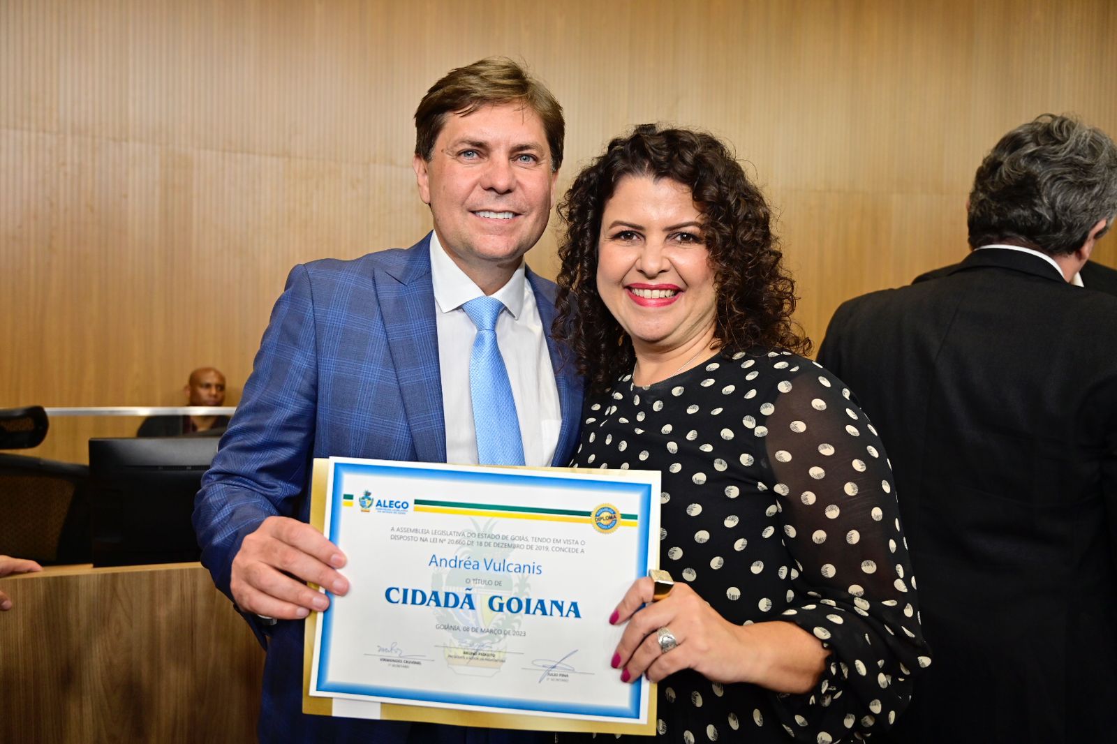 Secretária de Estado de Meio Ambiente e Desenvolvimento Sustentável, Andréa Vulcanis recebe título de cidadã goiana das mãos do presidente da Assembleia Legislativa, deputado Bruno Peixoto