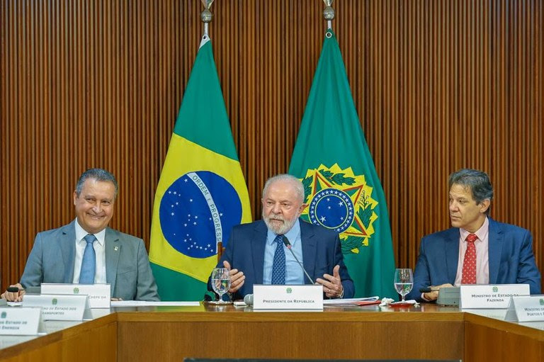 Presidente Lula e os ministros Rui Costa e Fernando Haddad durante a reunião ministerial. Foto: Ricardo Stuckert / PR