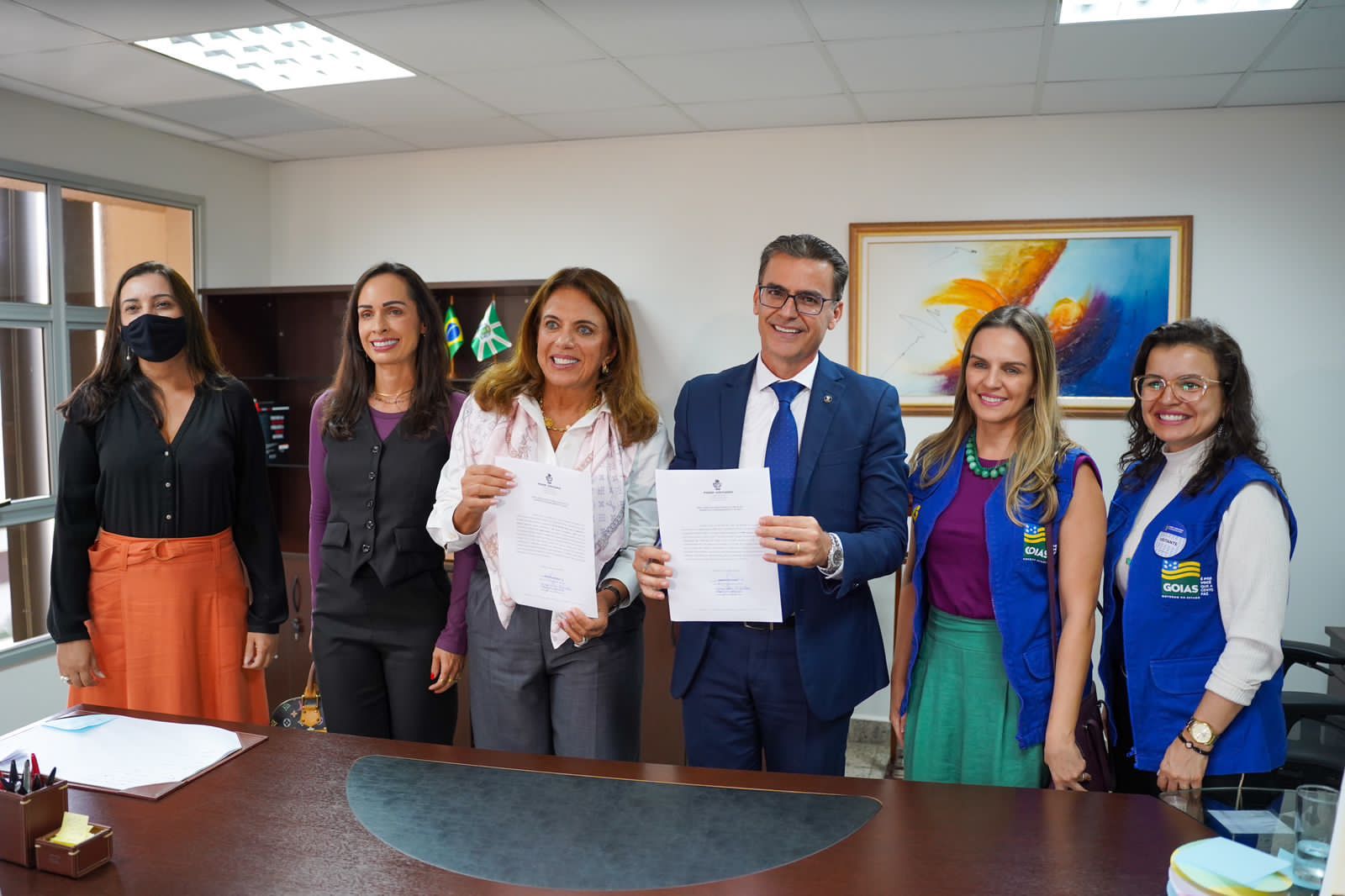 Gracinha Caiado recebe doação do TJGO, peças de roupas serão repassadas às famílias e instituições atendidas pelo programa Goiás Social