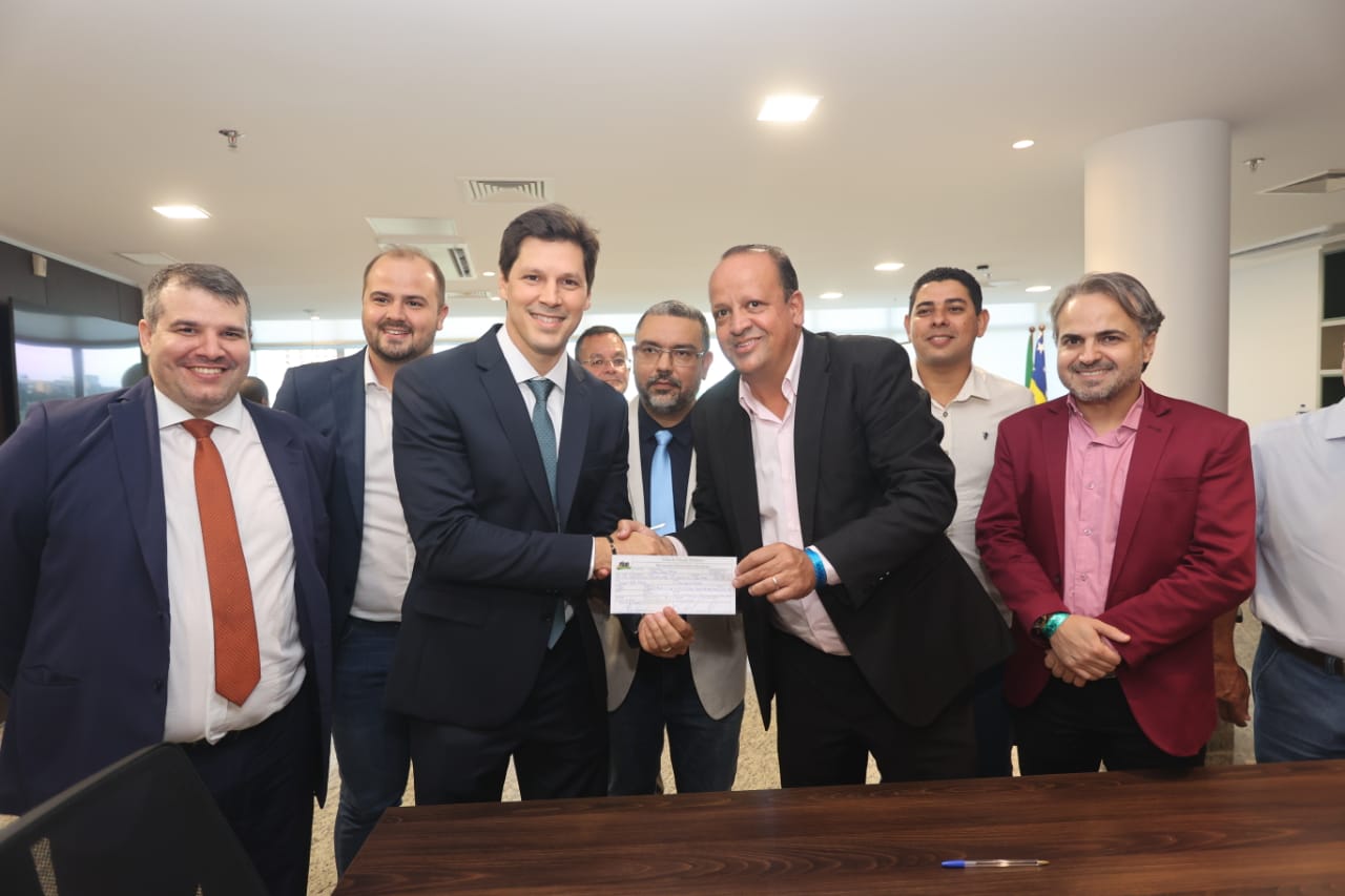 Prefeito de Caldas Novas, Kleber Marra, com vice-governador e presidente do MDB Goiás, Daniel Vilela, acompanhando também por lideranças políticas daquela cidade.