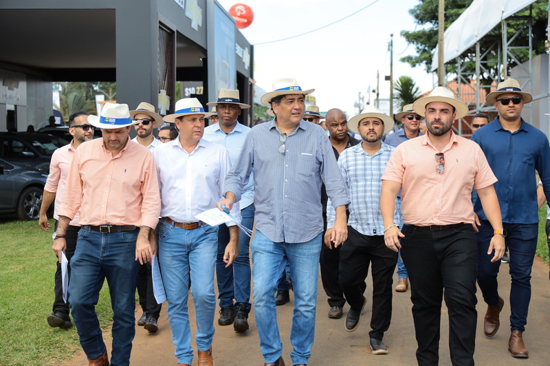 O presidente da Alego, Bruno Peixoto chegando na Tecnoshow acompanhado dos deputados: Issy Quinan, Talles Barreto, vários parlamentares que da abertura oficial da feira