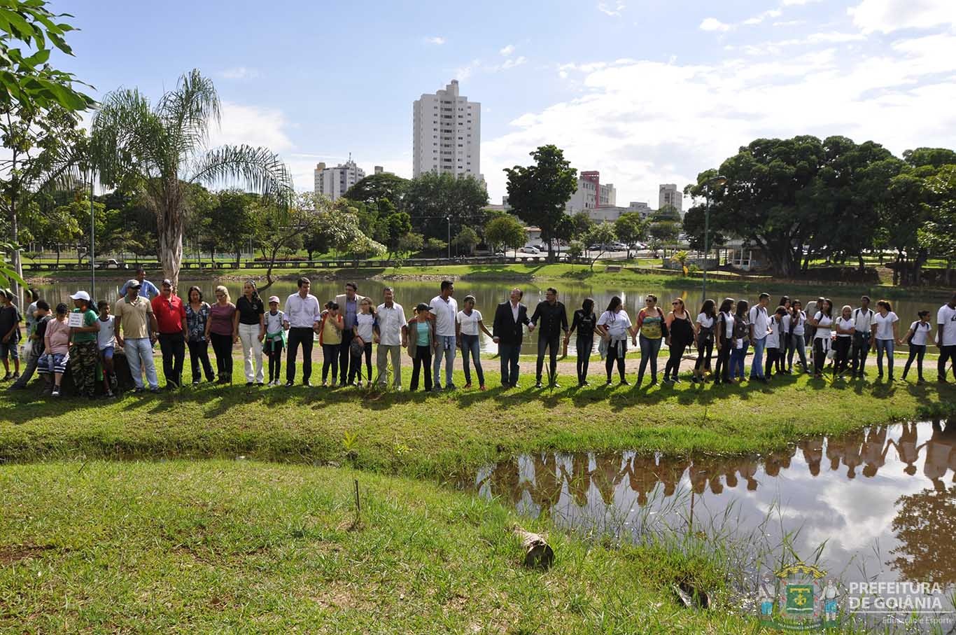 Estudantes da rede municipal dão abraço simbólico no Lago das Rosas em evento de conscientização sobre importância da água, nesta sexta-feira (31/03)