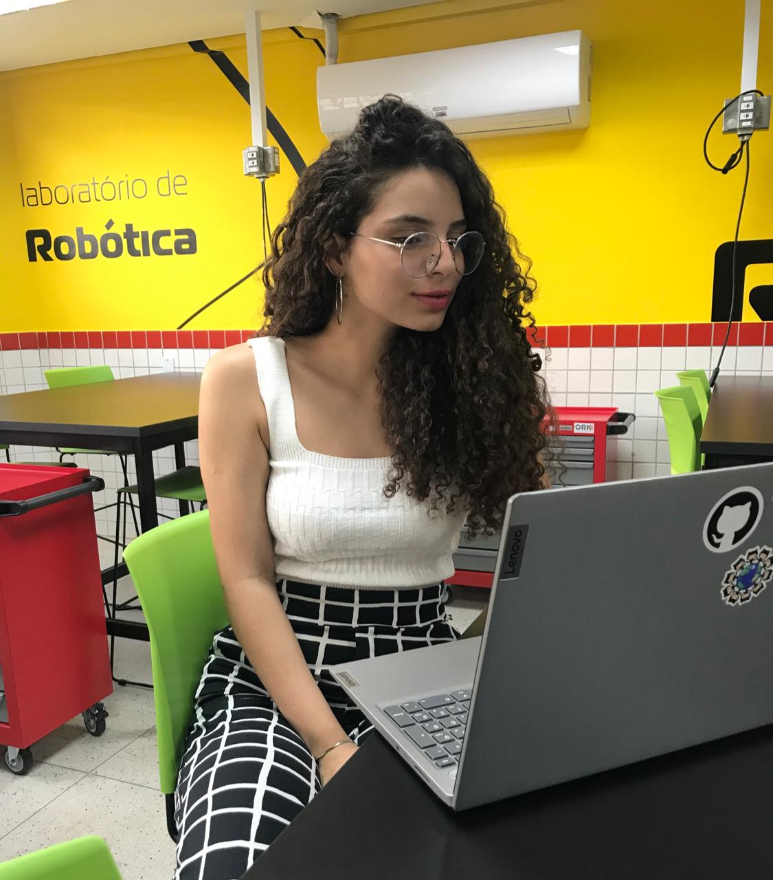 Estudante da unidade EFG Sarah Luísa Kubitschek, Gabriela é integrante da equipe que desenvolveu o Tilary App que atende demandas de deslocamento em Santo Antônio do Descoberto