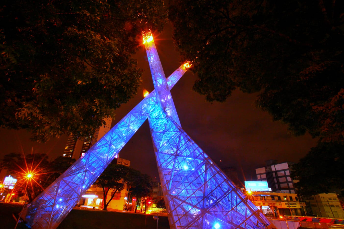 Prefeitura de Goiânia ilumina Viaduto Latif Sebba com a cor azul em homenagem ao Dia de Conscientização do Autismo, causa que tem o azul como símbolo e é celebrada em 02 de abril