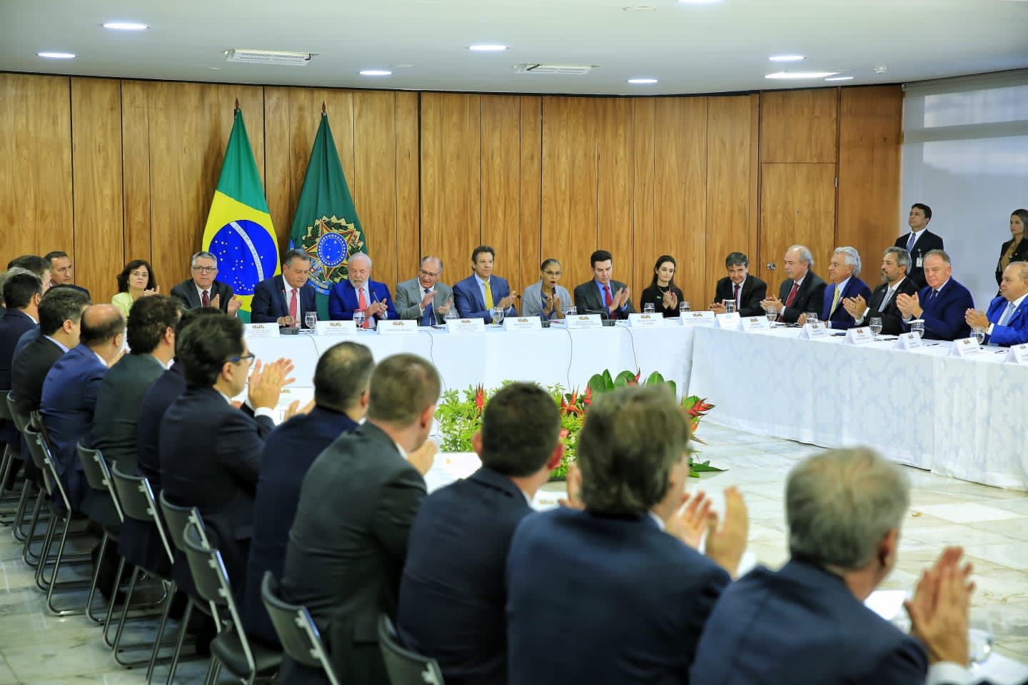 Em Brasília, governador participa da assinatura de decretos sobre saneamento