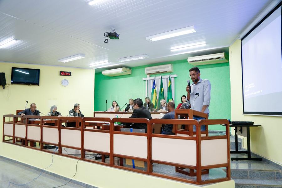 Professor José Renato de Faria apresentando a biografia do ex prefeito Odemir Moreira de Melo aos parlamentares e presentes em plenário 