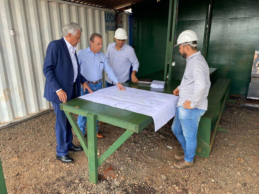 O governador Ronaldo Caiado ao lado de Henrique Prata vistoriaram as obras do Complexo Oncológico de Referência do Estado de Goiás (CORA)