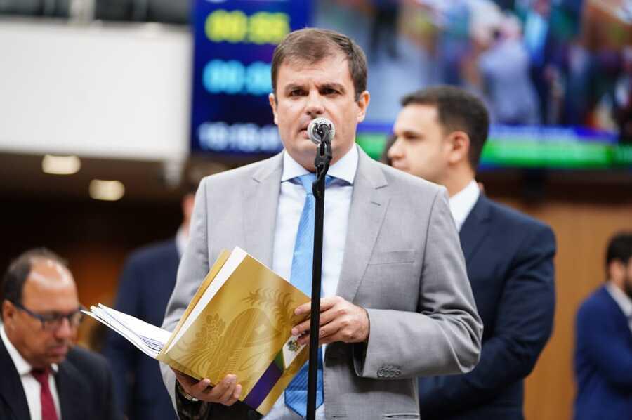 Deputado Estadual Issy Quinan Júnior durante apresentação de propositura na Alego 