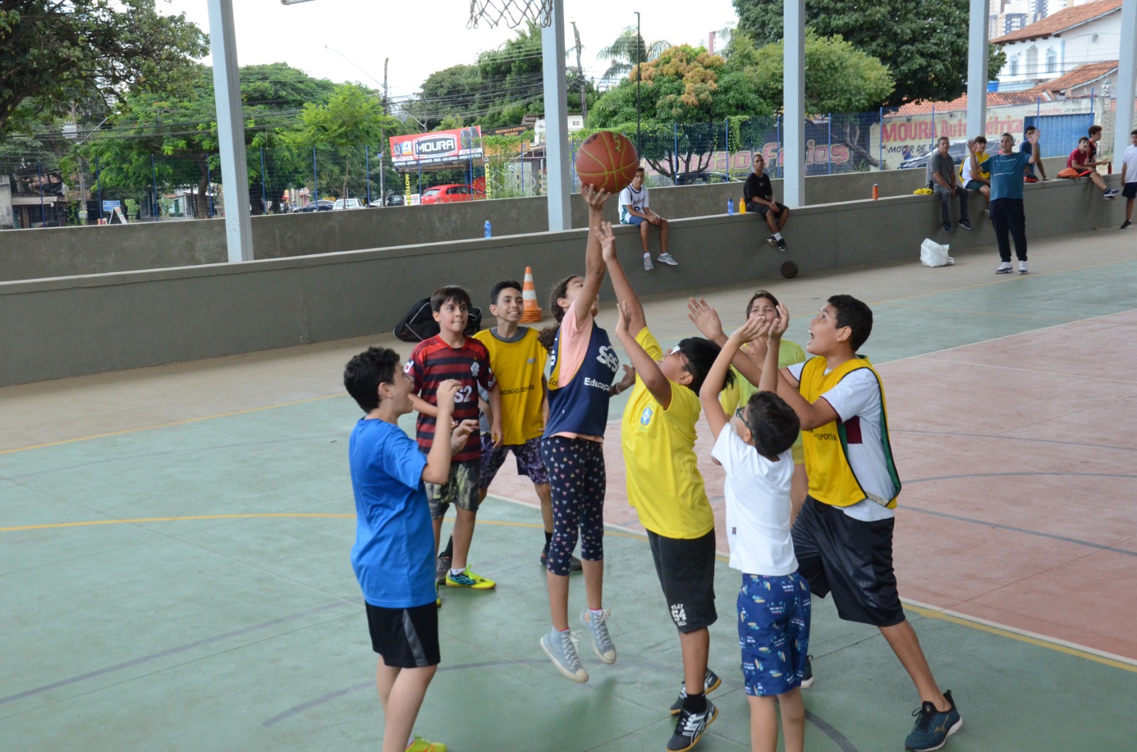 Modalidades como vôlei, basquete, box e natação estão disponíveis gratuitamente para a comunidade na Praça de Esporte do Setor Pedro Ludovico