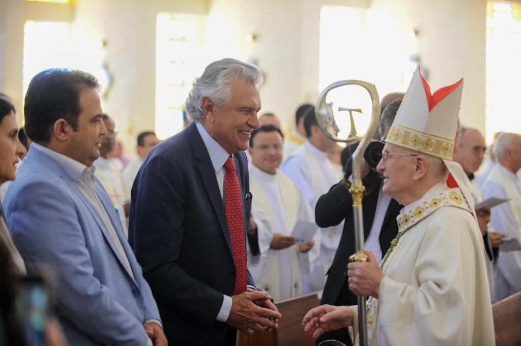 Governador Ronaldo Caiado prestigia celebração dos 25 anos de episcopado do bispo da Diocese de Anápolis, Dom João Wilk