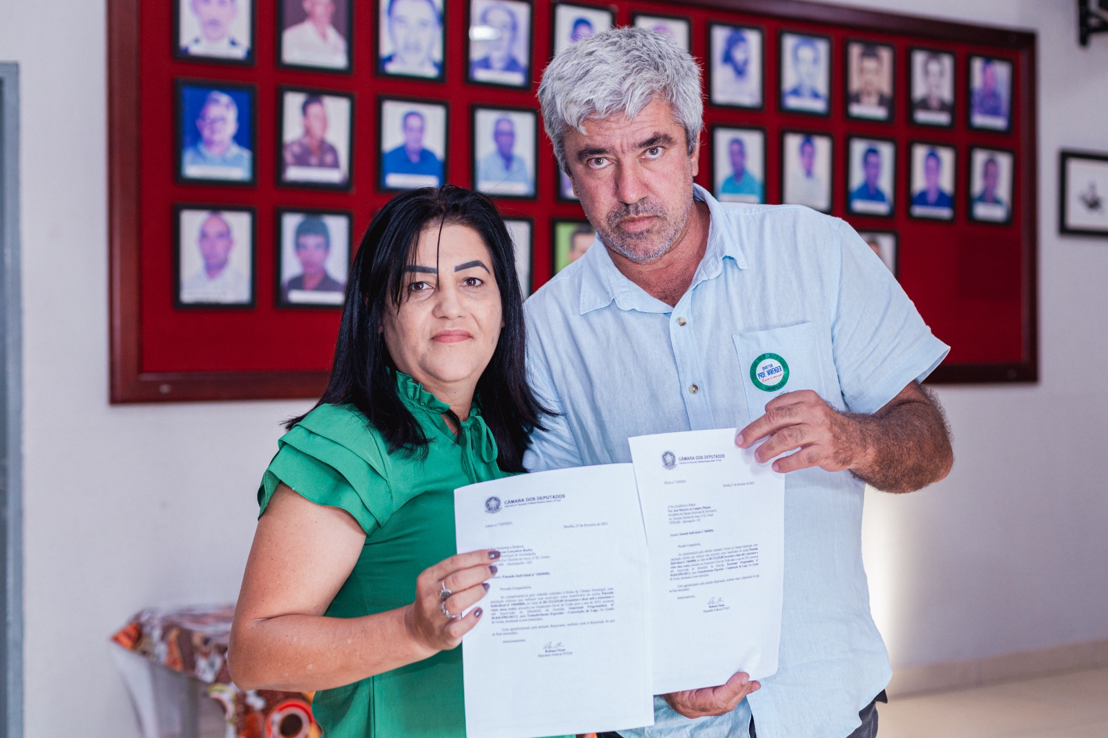 Os parlamentares Vanusa Rocha e o presidente da Câmara José Maurício de Campos recebendo ofício de comunicação de indicação de emenda parlamentar do deputado federal Rúbens Otoni 