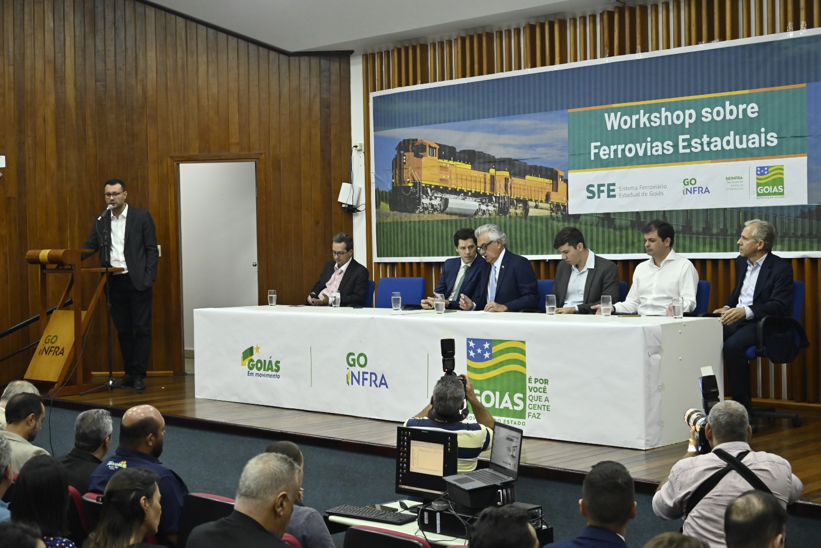 Governador Ronaldo Caiado, vice-governador Daniel Vilela, secretários e representantes da iniciativa privada discutem implantação e exploração de ferrovias em Goiás durante workshop na Goinfra