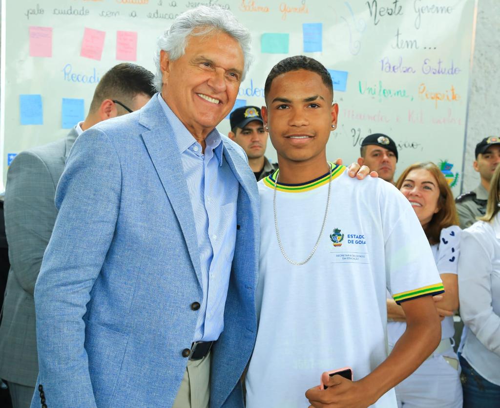 Ronaldo Caiado em visita a estabelecimentos de ensino: 