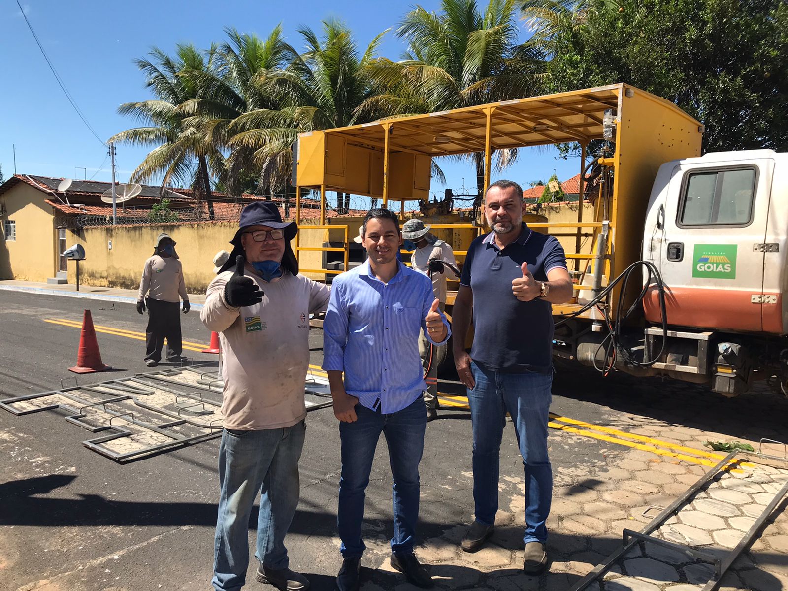 Dr. Hugo Deleon, o vice Haroldinho e a frente do Detran realizando sinalização em Três Ranchos 