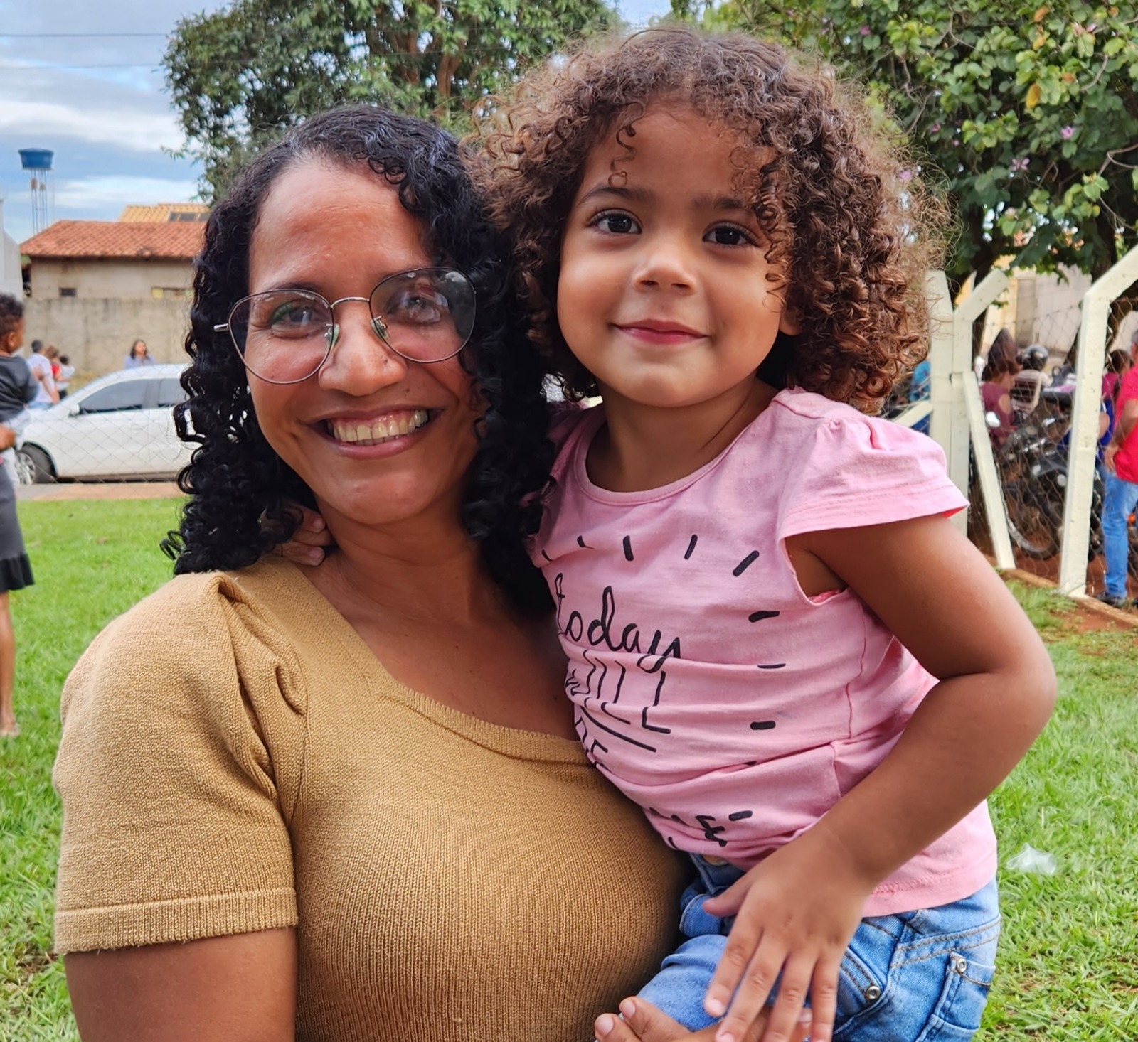 Confeiteira Carla Lima de Oliveira, com a filha no colo: "Esperei mais de 10 anos para chegar este dia"