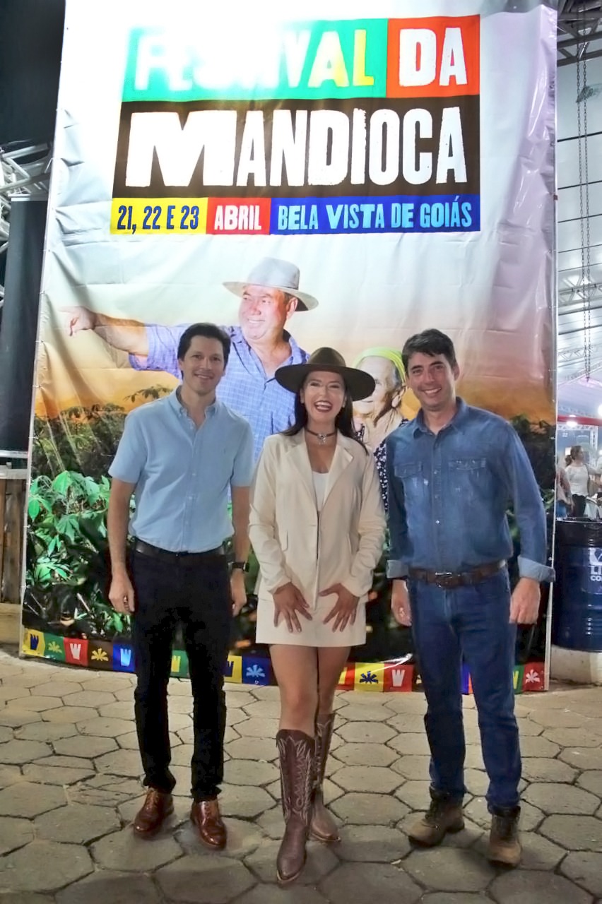 Ao lado da prefeita Nárcia Kelly, do presidente da Goiás Turismo Fabrício Amaral, vice-governador Daniel Vilela abre oficialmente a primeira edição do Festival da Mandioca