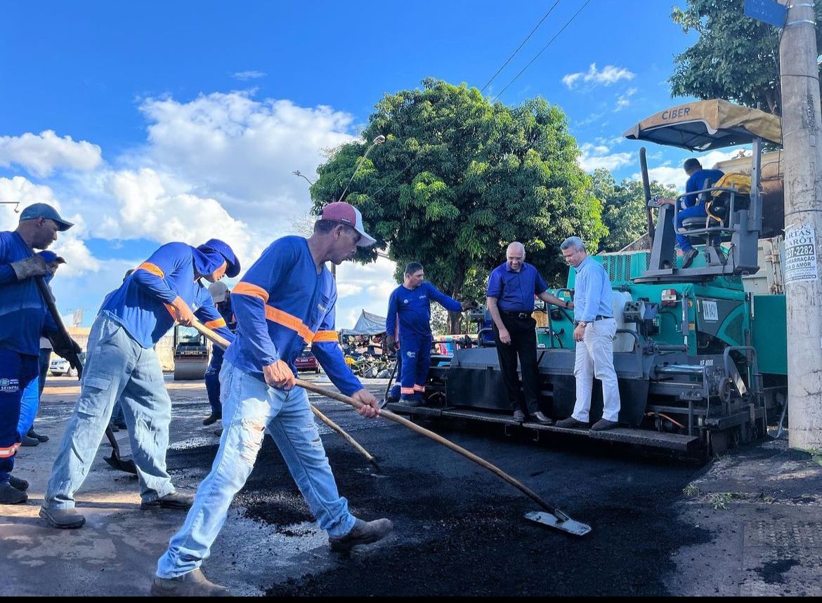 Rogério Cruz visita obras de recapeamento asfáltico e reafirma "trabalho para pavimentar a Goiânia das próximas décadas": Junto ao secretário municipal de Infraestrutura Urbana (Seinfra), Denes Pereir