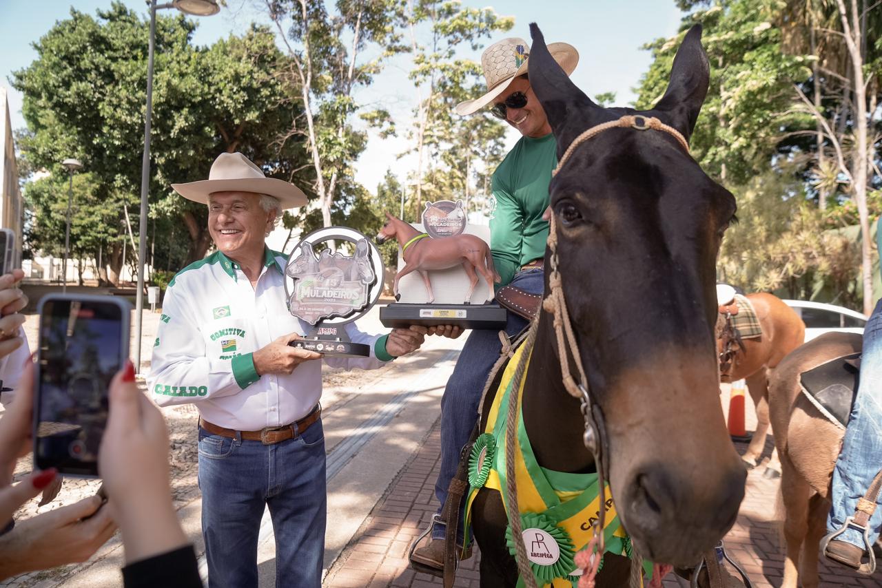 Caiado recebe cavaleiros durante cavalgada de divulgação da Pecuária de Goiânia