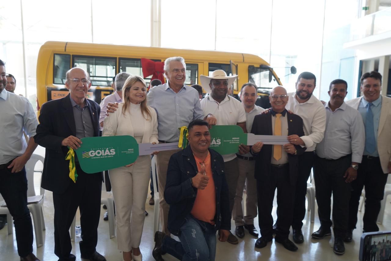 Ronaldo Caiado na entrega de ônibus escolares em Anápolis: "Não tem nada mais gratificante na vida do que ver as transformações que estamos fazendo em Goiás"