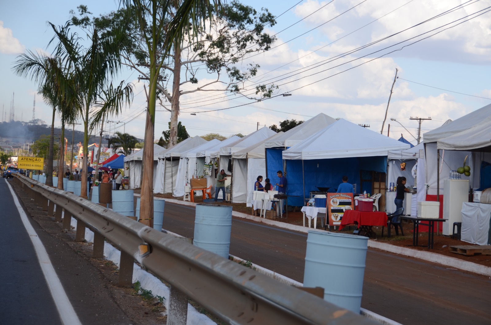 Barracas montadas ao longo da GO-060 durante a Festa do Divino Pai Eterno, entre Goiânia e Trindade