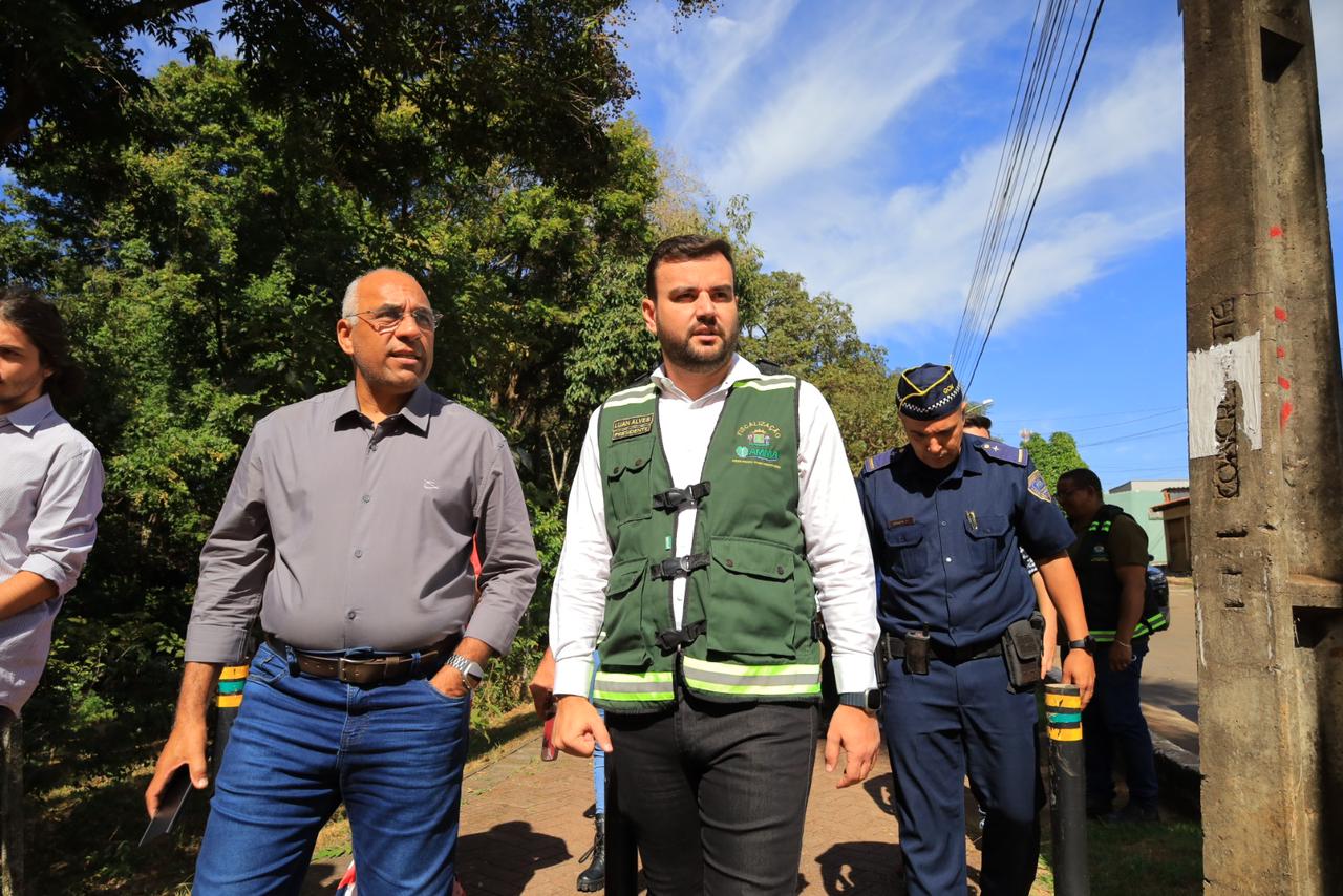 Rogério Cruz vistoria unidades de conservação localizadas nos setores Center Ville, São Domingos, Parque Industrial João Braz e Goiânia Viva: prefeito afirmou que todos os parques ganharão iluminação 