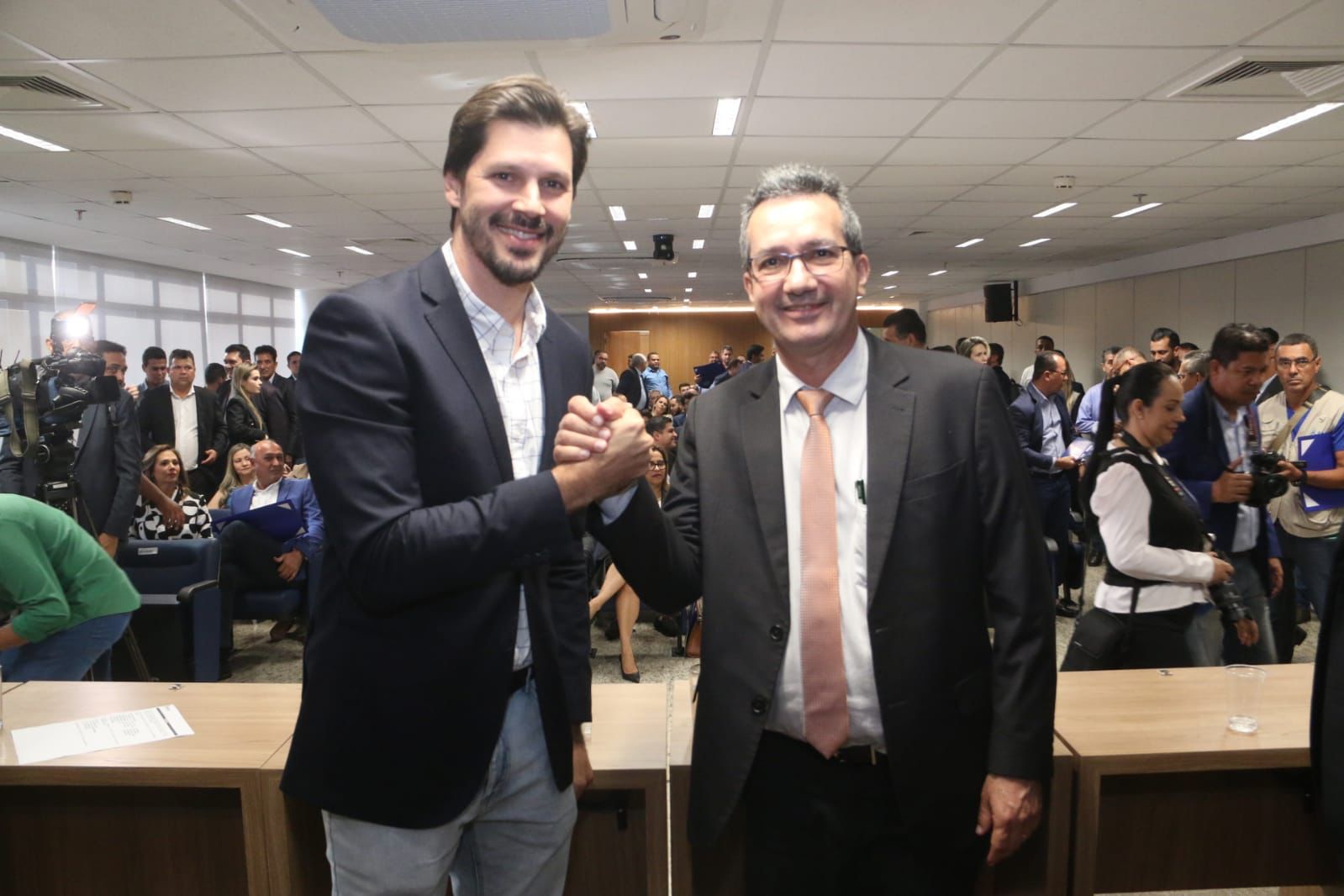 O vice-governador Daniel Vilela participa da cerimônia de recondução do prefeito de Campos Verdes, Haroldo Naves, à presidência da Federação Goiana dos Municípios (FGM)