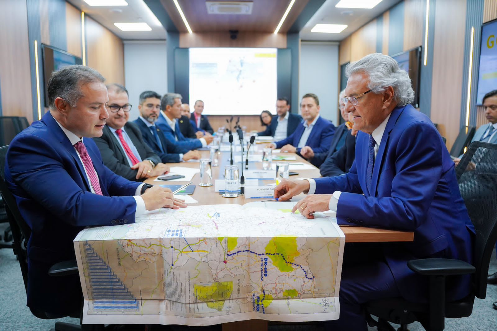 Governador Ronaldo Caiado se reúne com ministros Renan Filho (Transportes) e Jader Filho (Cidades), em Brasília, e comemora investimentos no estado