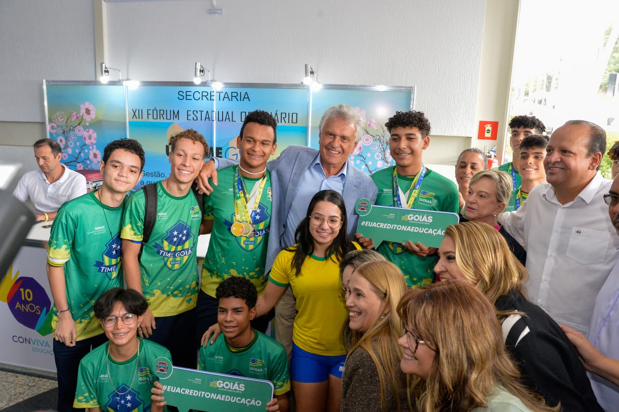 Ronaldo Caiado destaca importância da inclusão digital em evento de entrega de chips e tablets em Caldas Novas