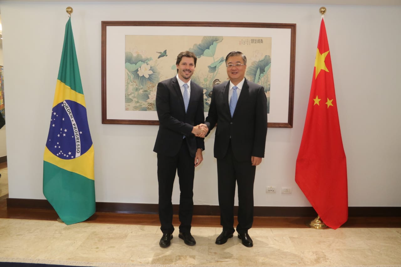 Vice-governador Daniel Vilela junto ao embaixador chinês no Brasil, Zhu Qingqiao