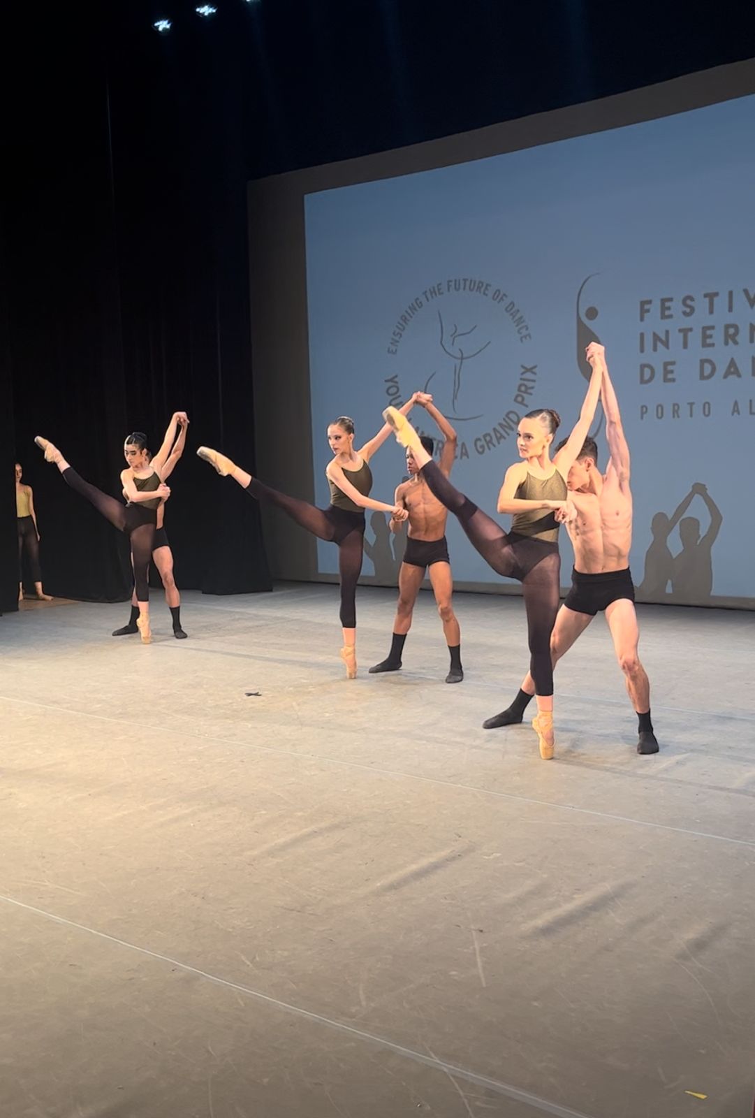 Alunos da EFG em Artes Basileu França são premiados no 3º Festival Internacional de Dança de Porto Alegre