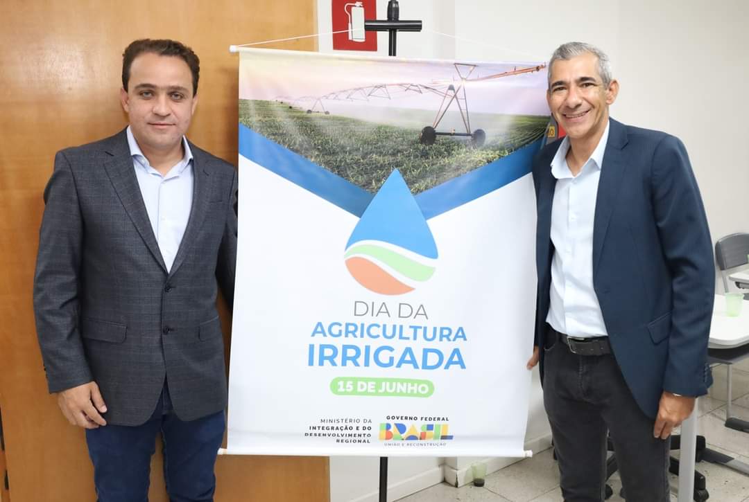 O prefeito de Cristalina, Daniel Sabino Vaz junto com o Secretário Municipal de Governo Jean Eustáquio Magalhães Alves durante a celebração do Dia Nacional de Agricultura Irrigada 