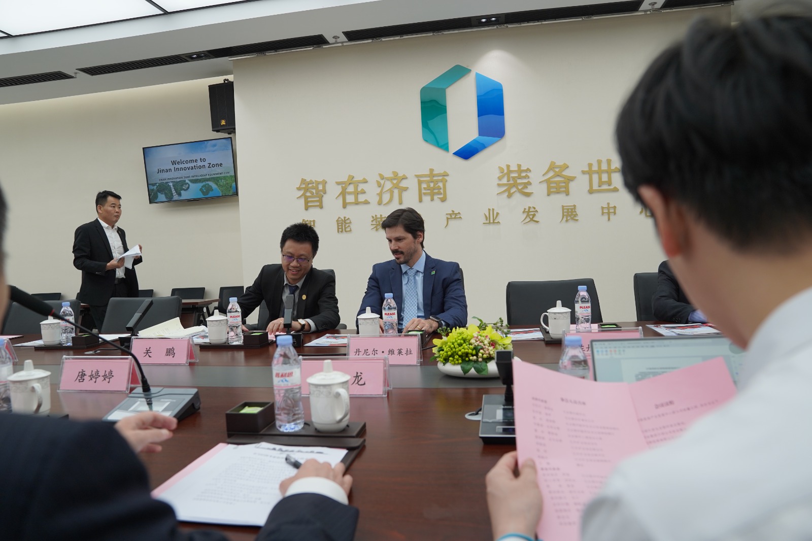 Vice-governador Daniel Vilela na cidade de Jinan, na Província de Shandong, onde reuniu-se com lideranças políticas e empresários. 