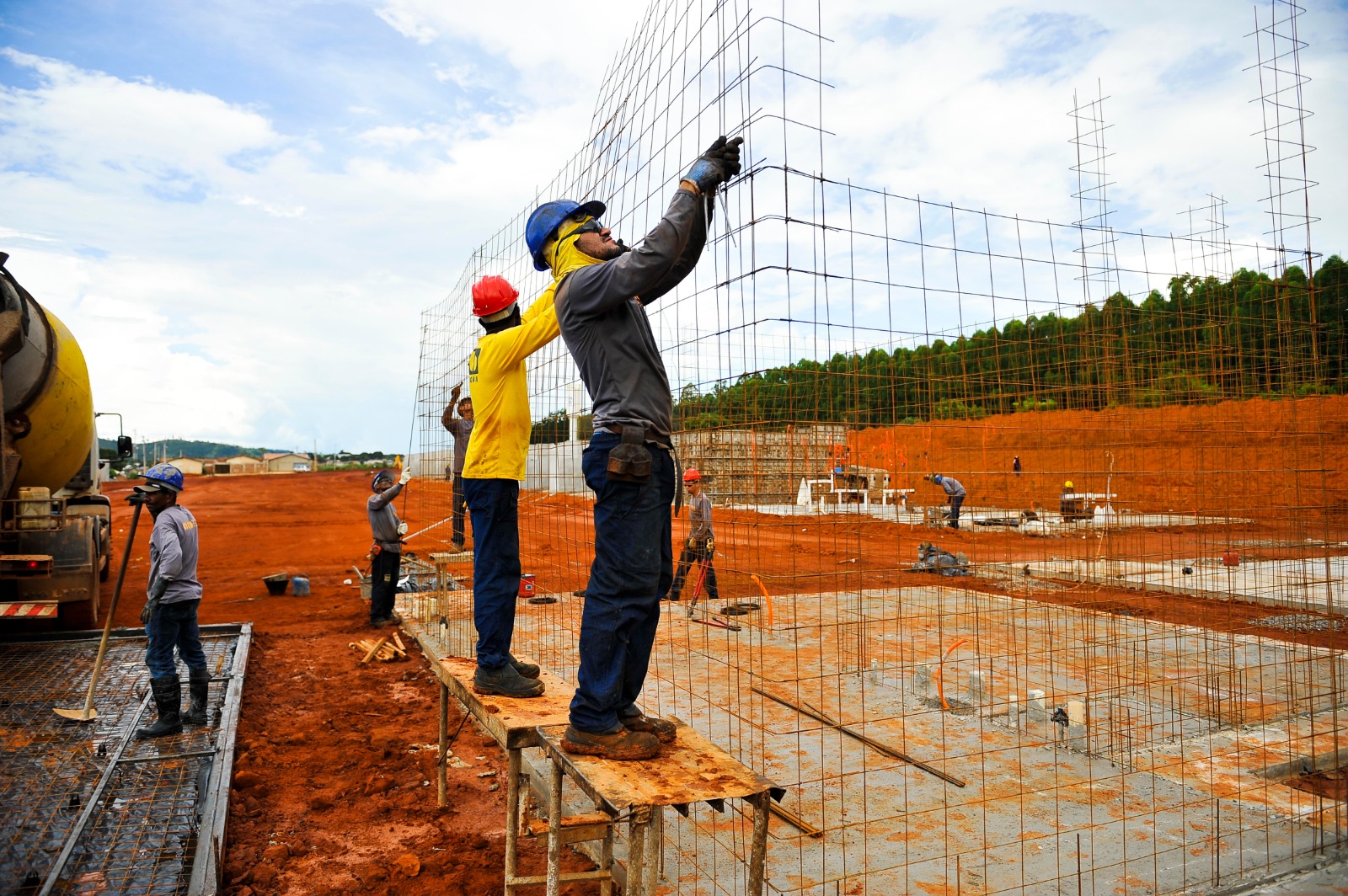  Operários trabalham em obras de casas a custo zero: 6 mil moradias já estão garantidas em 130 municípios