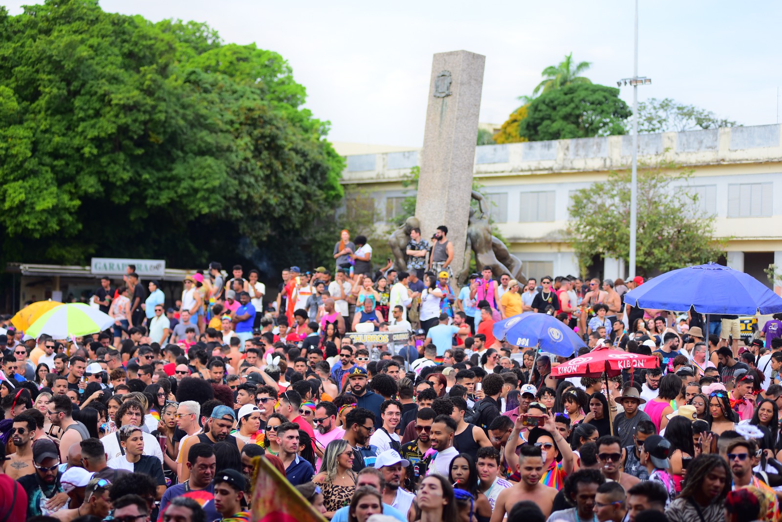 Cerca de 50 mil pessoas participaram da 28ª Parada do Orgulho LGBTQIAPN+, que encerrou a Semana Municipal da Diversidade, realizada pela primeira vez pela Prefeitura de Goiânia