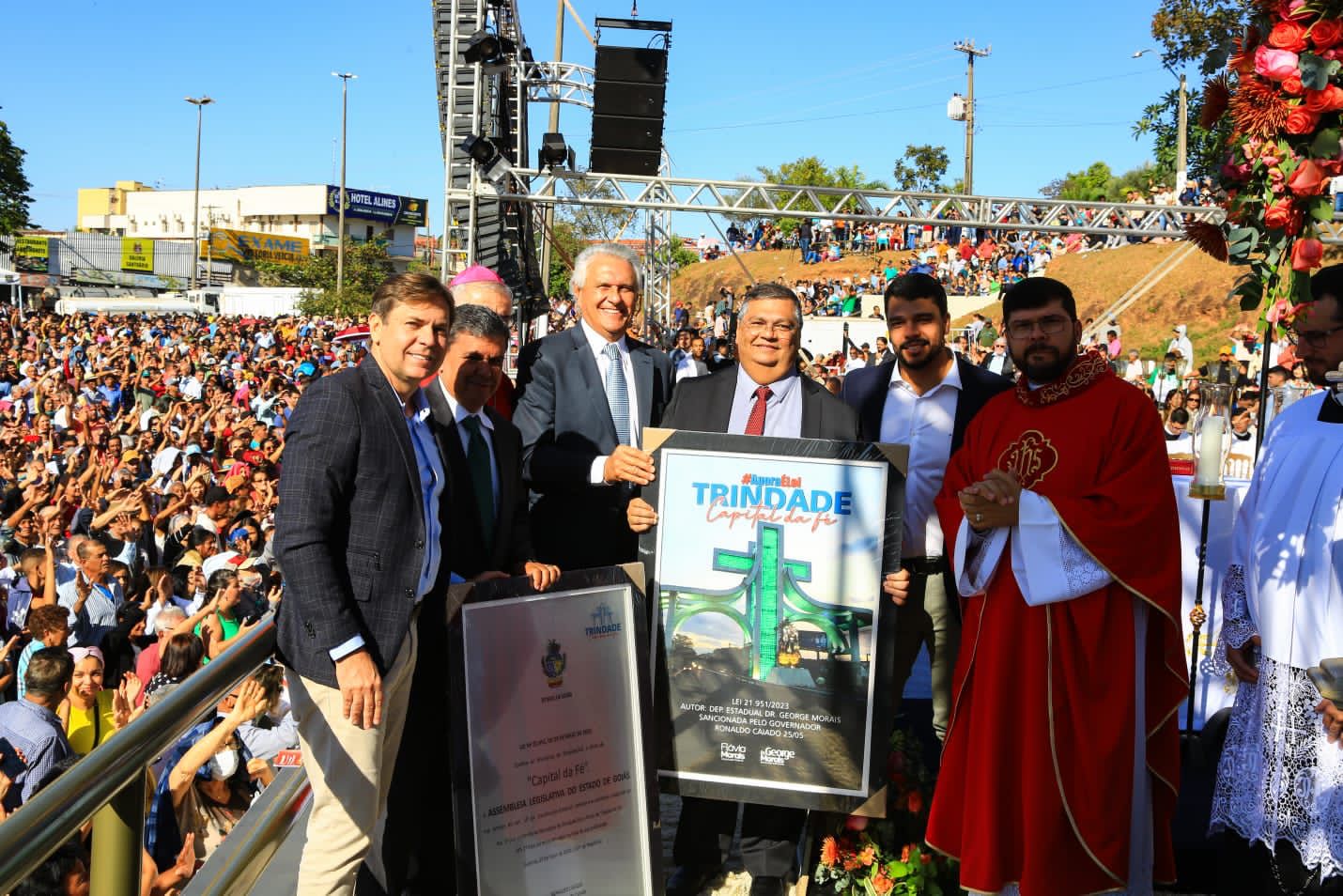 Acompanhado da primeira-dama Gracinha Caiado, governador Ronaldo Caiado participa da missa de encerramento da Romaria de Trindade; ministro da Justiça e Segurança Pública, Flávio Dino, também esteve p