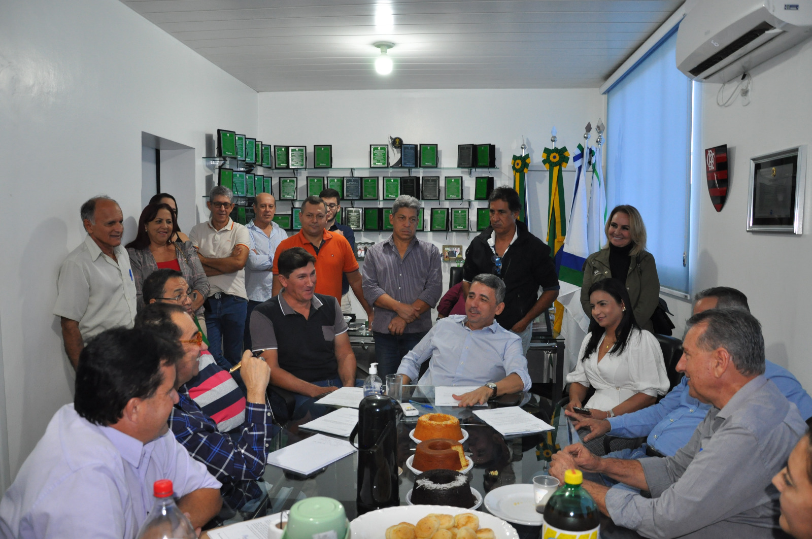 O prefeito Rodrigo Cebola e lideranças locais, reunidos com o Senador Jorge Kajuru dialogando a viabilização de recursos para Corumbaíba 