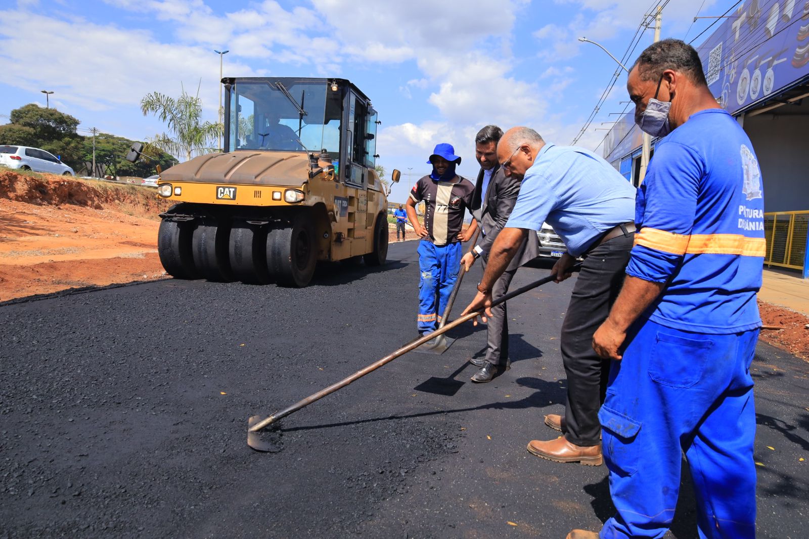 Prefeito Rogério Cruz acompanha obras realizadas no Parque Oeste Industrial, Bairro Goiá, Chácaras Recreio São João, Shangry-la e Jardim Guanabara, nesta terça-feira (18/07).