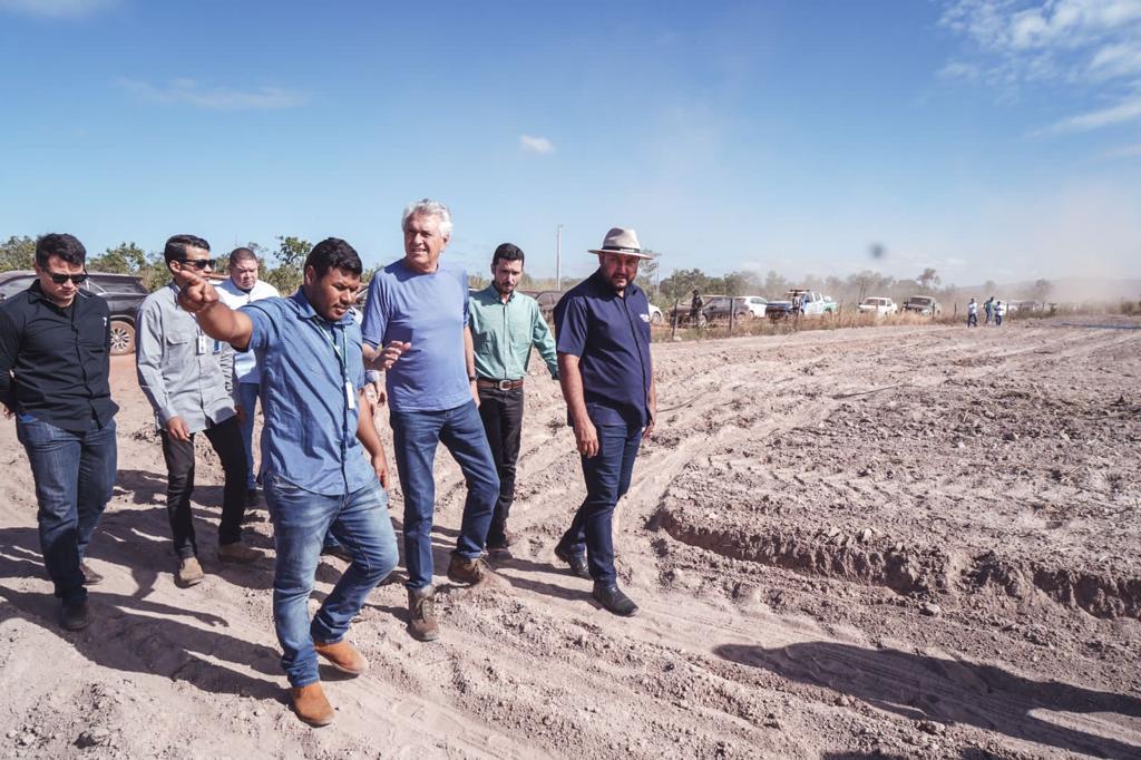 Governador Ronaldo Caiado durante vistoria em assentamento do Projeto de Fruticultura Irrigada do Vão do Paranã, no Nordeste goiano: iniciativa recebe investimentos de mais de R$ 10 milhões