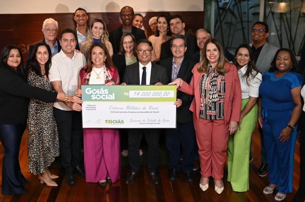 Gracinha Caiado realiza entrega simbólica de cheque de R$ 14 milhões para área social dos municípios. A verba do Fundo Estadual de Assistência Social vai ser destinada a 179 municípios goianos e é ref