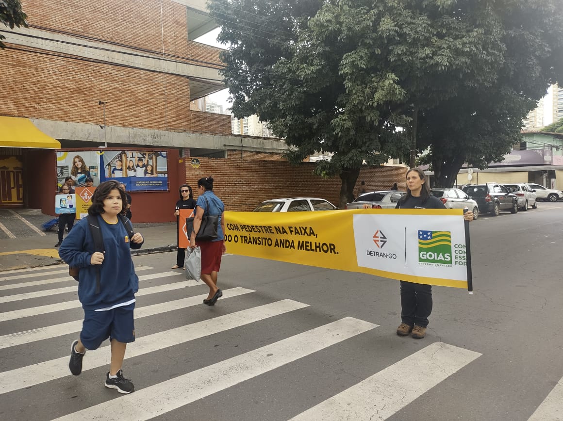 Educação para o trânsito: Detran orienta estudantes e familiares na porta de escolas