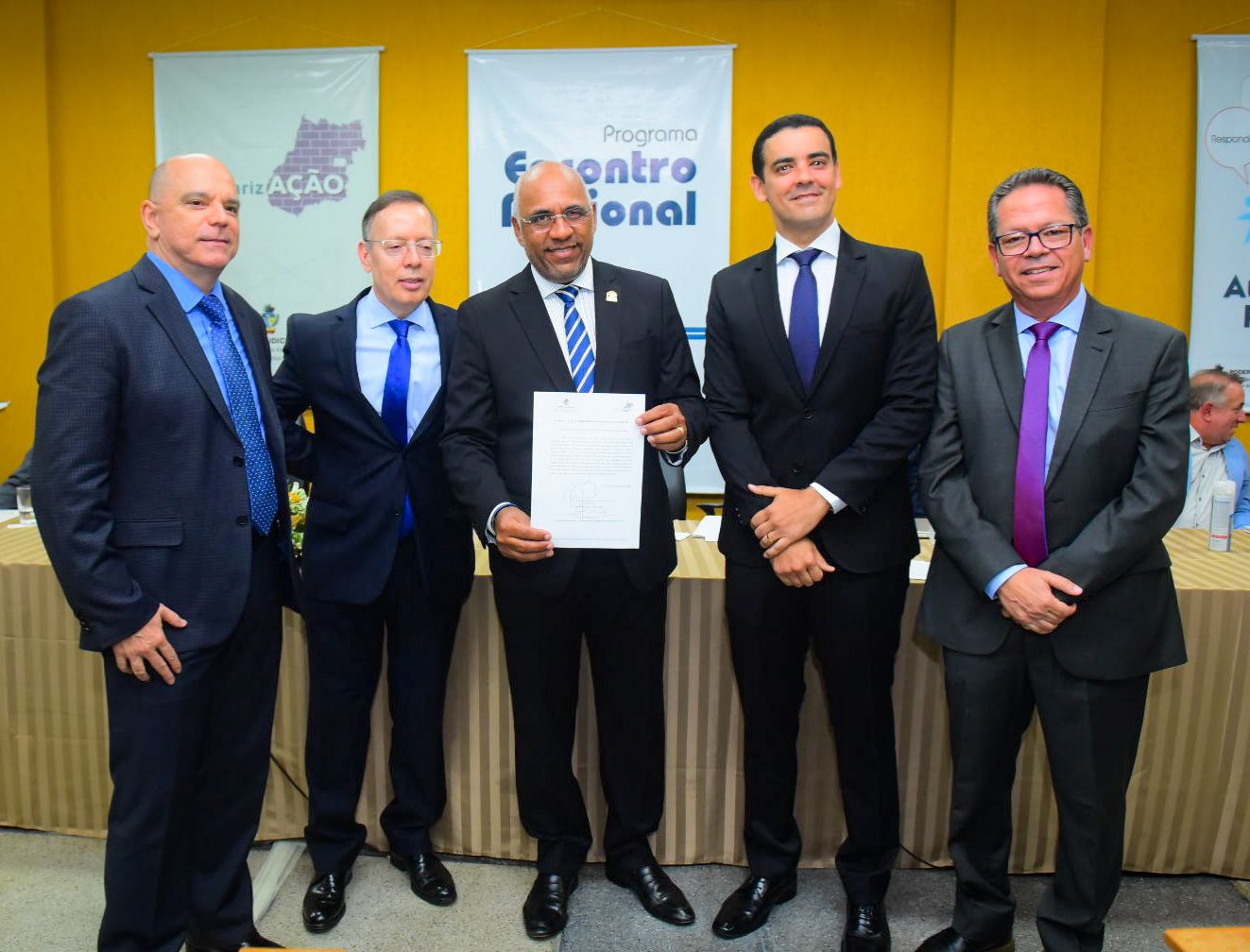 Rogério Cruz destaca 7,7 mil escrituras entregues pela gestão durante assinatura do termo de adesão ao Programa RegularizAção