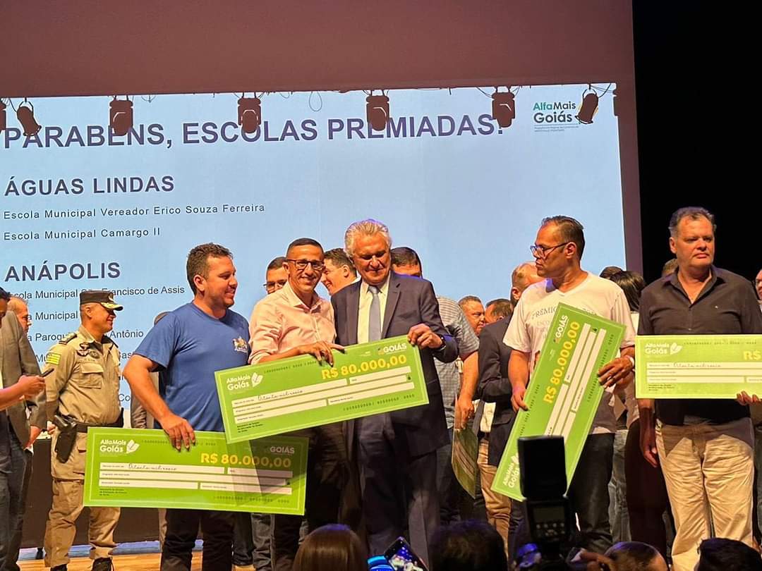 Samuel Cotrim recebendo premiação das mãos do governador Ronaldo Caiado em Anápolis 