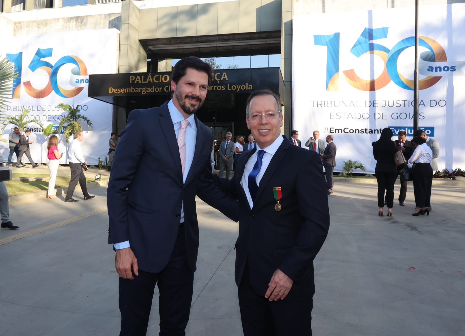 Daniel Vilela junto ao presidente do TJ-GO, o desembargador Carlos França, no evento que marcou o início das celebrações dos 150 anos do judiciário goiano